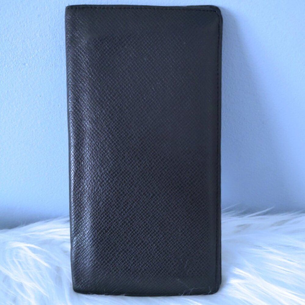 Louis Vuitton Brazza bifold taiga wallet EUC w/COA